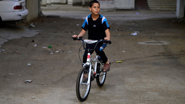 Gazzeli çocukları Cumhurbaşkanı Erdoğanın gönderdiği bisikletlerle büyük sevinç yaşadı