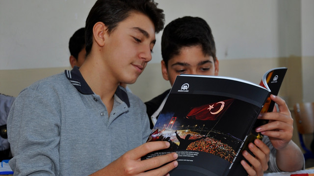 Dakika Dakika FETÖ'nün Darbe Girişimi kitabı okul kütüphanesinde