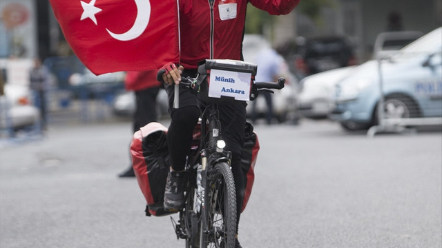 Darbe girişimine karşı Almanya'dan Ankara'ya pedal çevirdi