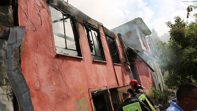 Denizli'de çıkan yangında 5 ev zarar gördü