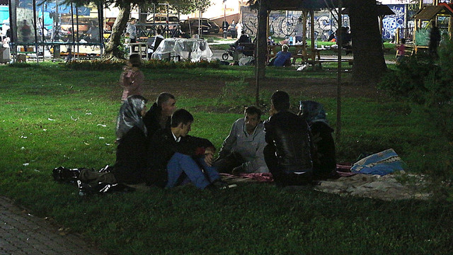 Depremler Üsküp halkını sokağa döktü