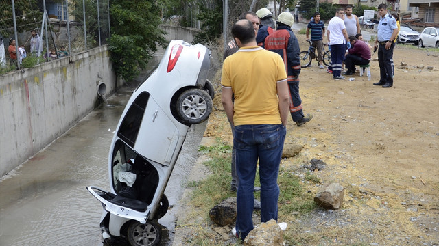 Dereye düşen aracın sürücüsü yaralandı