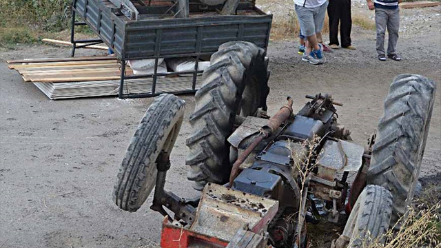 Devrilen traktörün altında kalan sürücü öldü