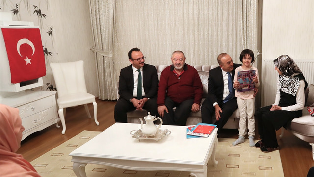 Çavuşoğlu'ndan şehit ailesine ziyaret