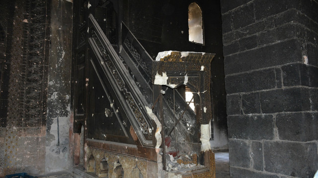 Diyarbakır'da teröristlerin ateşe verdiği tarihi camide restorasyon