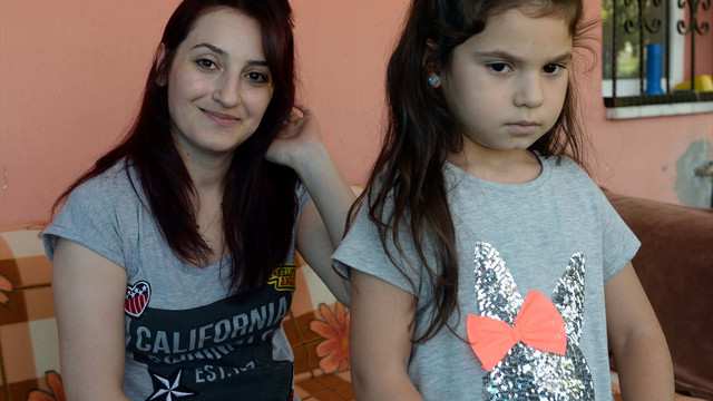 Dolaptaki gizli bölmede bulunan çocuğun annesi çifte bayram yaşıyor