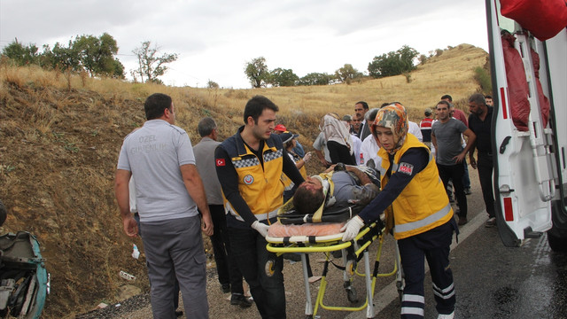 Elazığ'da yolcu minibüsü şarampole devrildi: 2 ölü, 12 yaralı