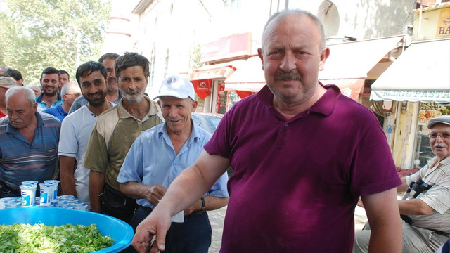 Emekliliğini 120 kilo köfte dağıtarak kutladı