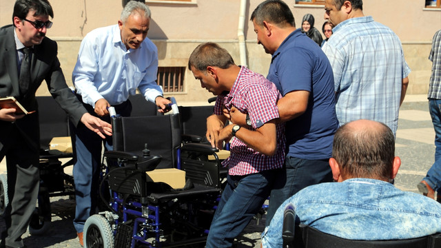 Engellilere bayram öncesi akülü tekerlekli sandalye
