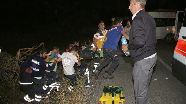 Erzincan'da minibüs elektrik direğine çarptı: 6 yaralı