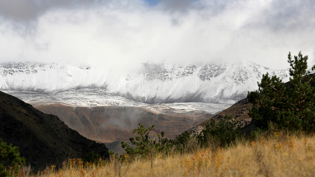 Esence Dağı'na mevsimin ilk karı yağdı