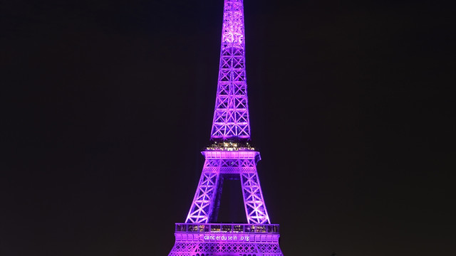 Eyfel Kulesi pembe renkle ışıklandırıldı