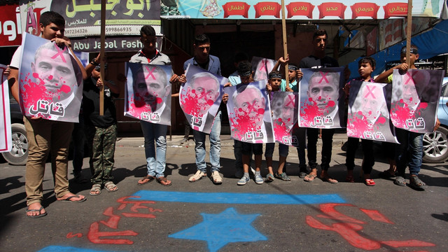 Filistinli gençler Peres'in fotoğrafını yaktı