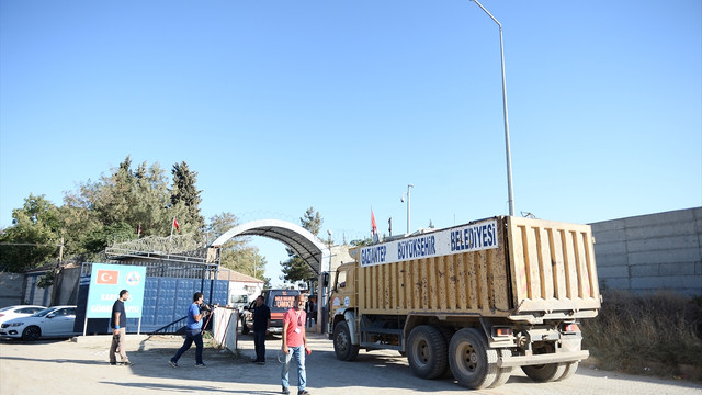 Cerablusa çok sayıda iş makinesiyle yardım malzemesi yollandı