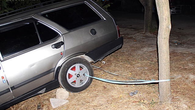 Freni boşalan otomobil, ağaca iple bağlanarak kurtarıldı