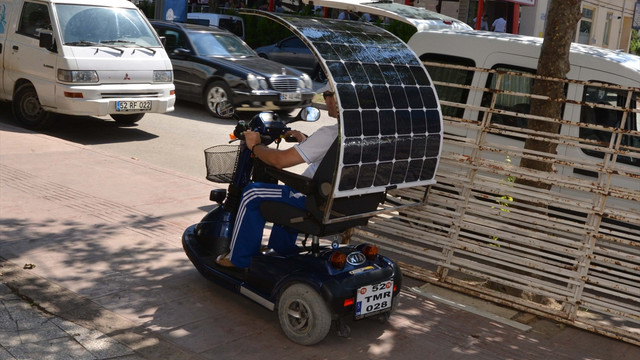 Güneş enerjisiyle engelleri kaldırıyor
