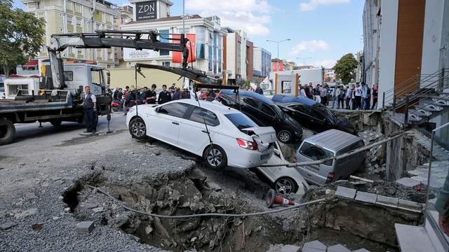 Güngören'de kaldırım çöktü