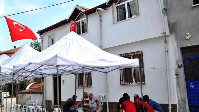 Terör saldırısında şehit olan Yavuz Metenin evinde taziye çadırı kuruldu