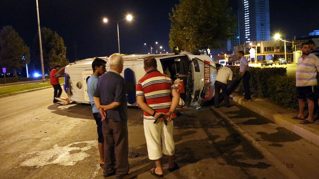 Hasta taşıyan ambulansla hafif ticari araç çarpıştı