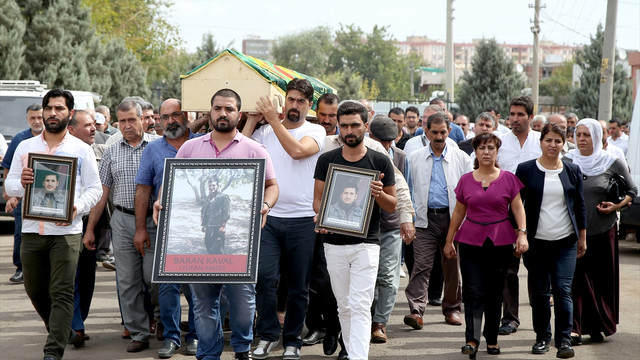 HDP Diyarbakır milletvekilleri teröristin cenazesine katıldı