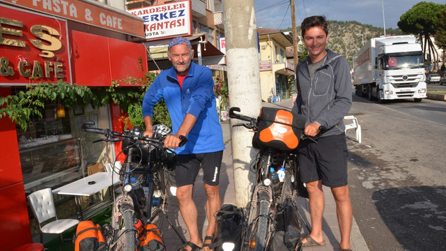 Hollandalı baba oğul bisikletle Hindistan yolunda
