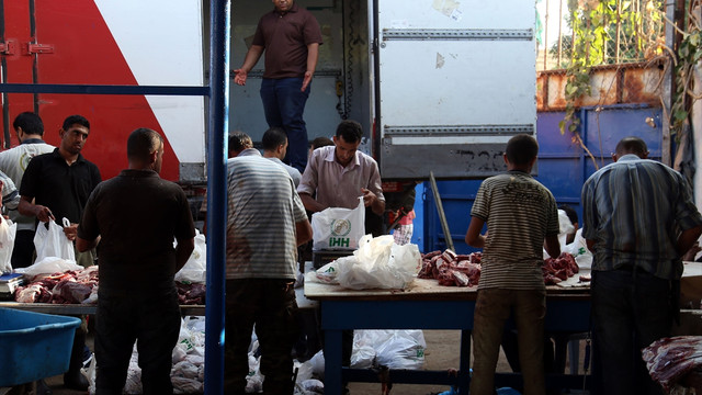 İHH Gazze'de kurban eti dağıttı