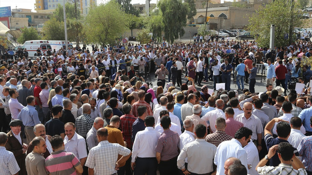 IKBY'deki memurlardan hükümet karşıtı gösteri