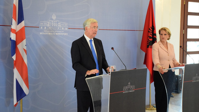 İngiltere Savunma Bakanı Fallon Arnavutluk'ta