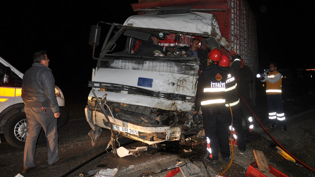 İşçileri taşıyan otobüs ile kamyon çarpıştı: 1 ölü, 29 yaralı