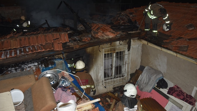 İzmirde ev yangını: 1 ölü
