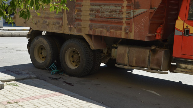 Kamyonun altında kalan 3 yaşındaki çocuk yaralandı