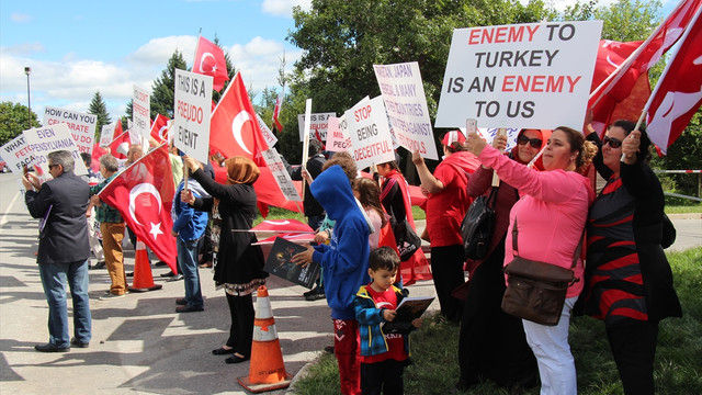 Kanadalı Türkler FETÖ festivalini protesto etti