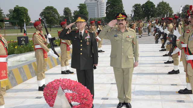 Kara Kuvvetleri Komutanı Orgeneral Çolak Pakistan'da