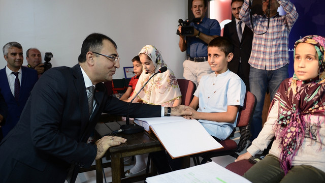 Karanlık dünyaları Kur'an'la aydınlandı