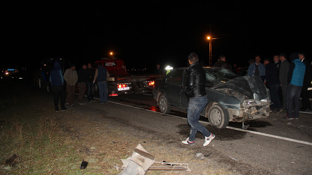 Kars'ta traktör ile otomobil çarpıştı: 6 yaralı