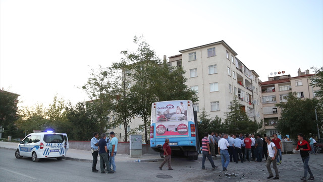 Kaza yapan halk otobüsü apartmanın bahçesine girdi