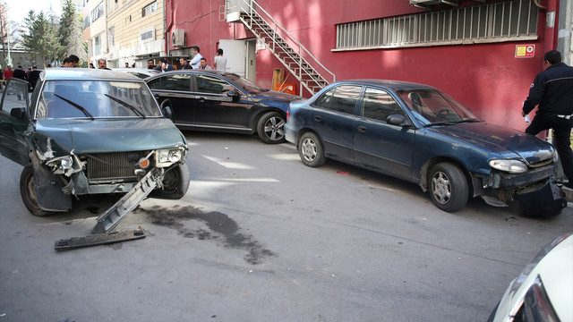 Kaza yaptığı otomobille kaçarken 14 araca zarar verdi