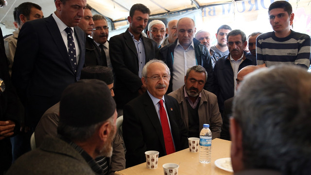 Kemal Kılıçdaroğlu Çorumda şehit ailelerine taziye ziyaretinde bulundu