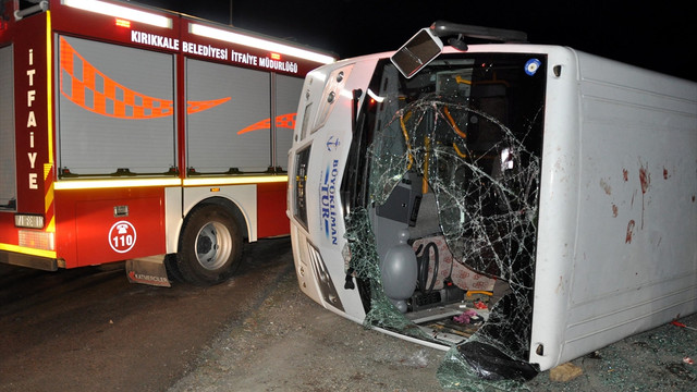 Kırıkkalede midibüs devrildi: 15 yaralı