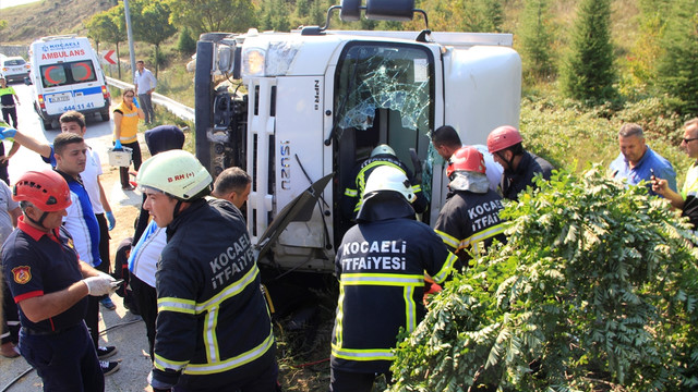 Kocaelide kamyonet devrildi: 2 ölü, 1 yaralı