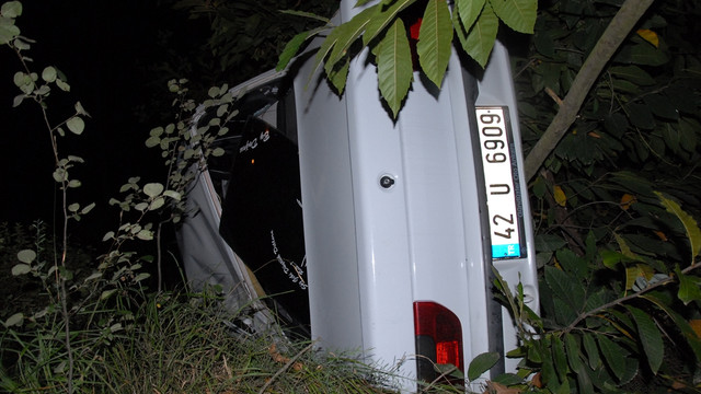 Kocaeli'de otomobil dereye yuvarlandı: 3 yaralı