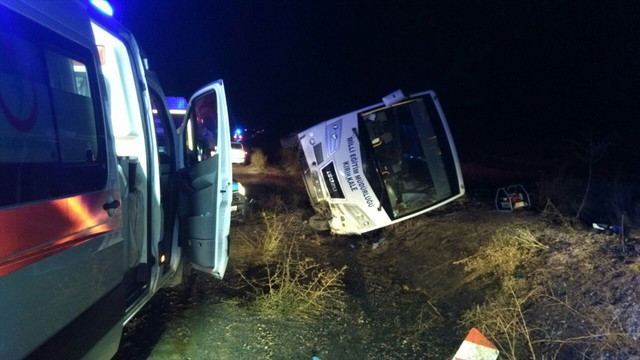 Konya'da midibüs devrildi: 2 ölü, 7 yaralı
