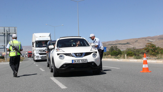Kurban Bayramı'nda ilk ikram polisten