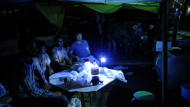 Kurban satıcılarının zorlu gece mesaisi