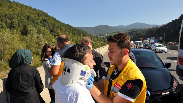 Lastiği patlayan minibüs devrildi: 8 yaralı