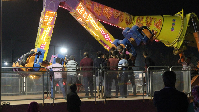 Lunaparkta eğlence aracında mahsur kaldılar