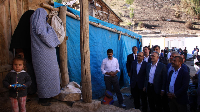 Maliye Bakanı Ağbal 10 evin yandığı köyü ziyaret etti