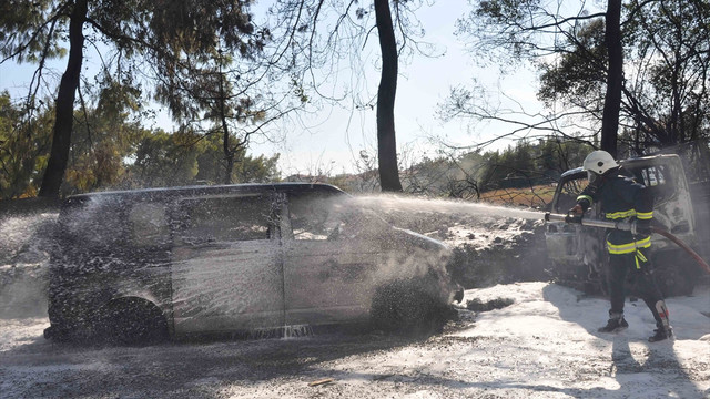 Manavgat'taki orman yangınında 2 araç yandı