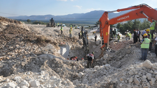 GÜNCELLEME - Manisa'da yol yapım çalışmasında göçük