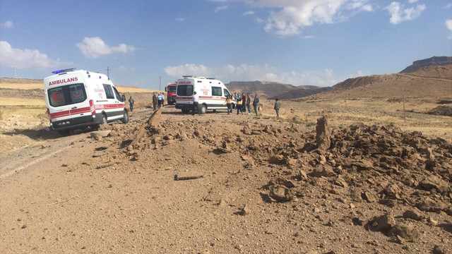 Mardin'de PKK'lı teröristler Kızıltepe-Derik karayoluna tuzakladıkları patlayıcıyı, askerleri taşıyan sivil aracın geçişi sırasında infilak ettirdi. Olay yerine çok sayıda ambulans ve itfaiye ekibi sevk edildi.